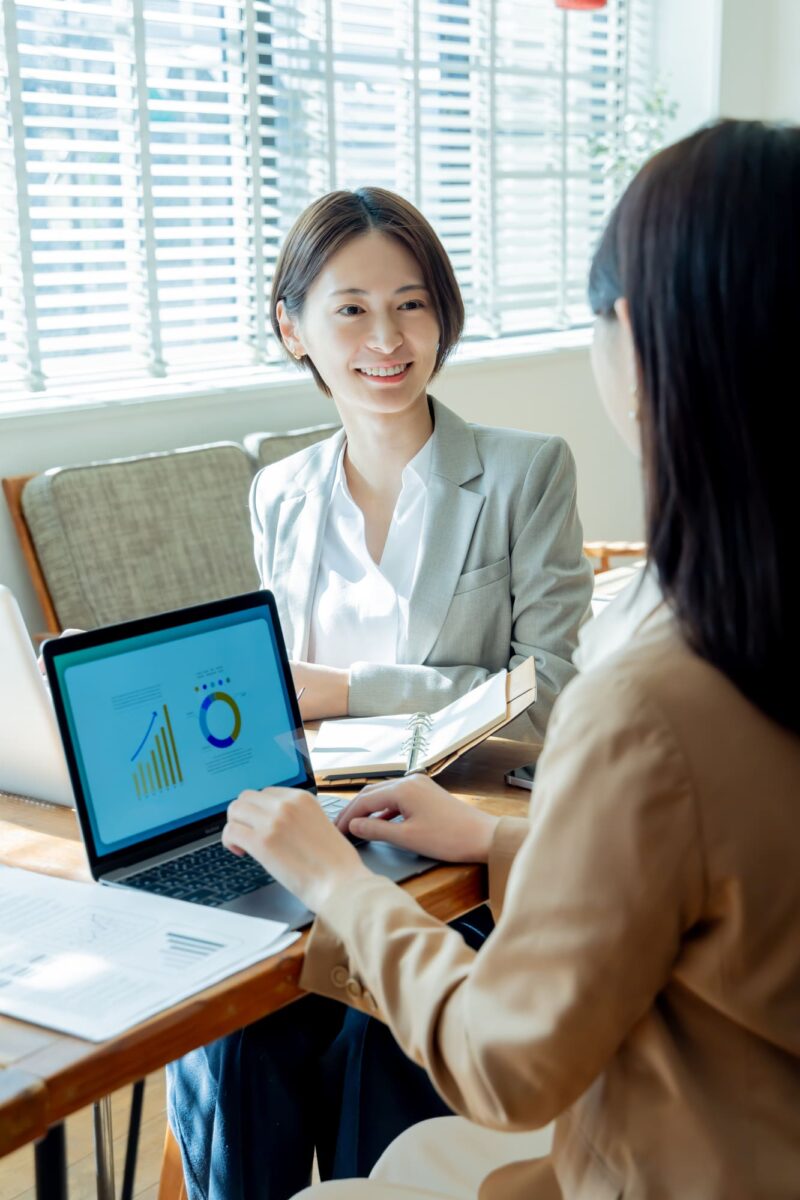 女性行政書士が笑顔で打合せをする写真